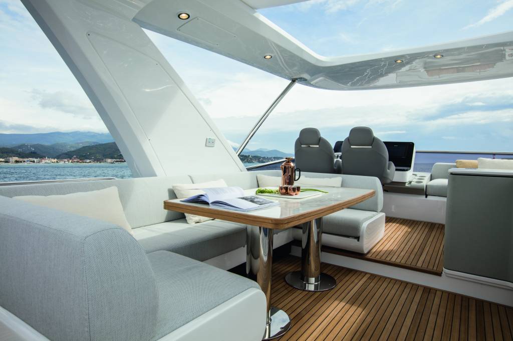 Azimut 62 (Divulgação Azimut Yachts) (9) Área interna de iate com mesa e sofás.