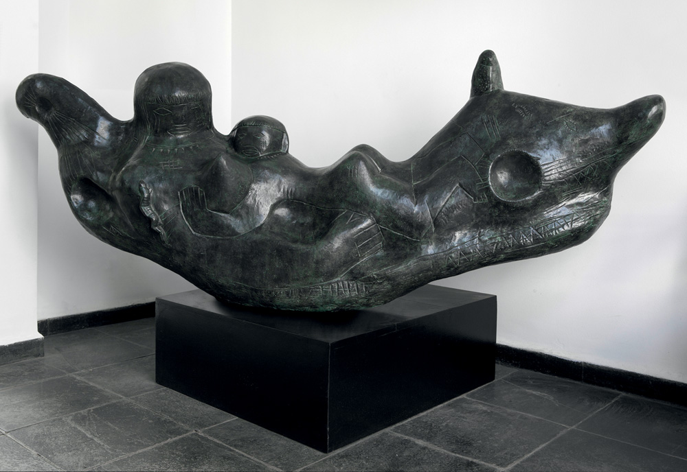 Imagem mostra escultura em bronze, preta