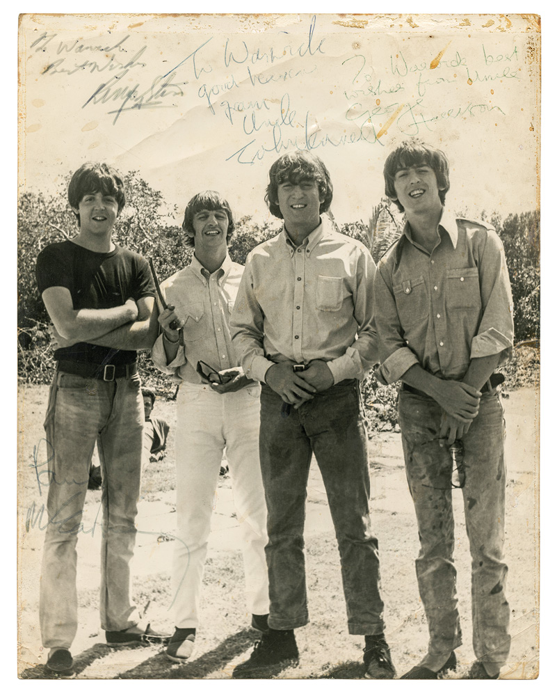 Beatles_A Magia do Manuscrito.jpg Imagem em sépia mostra quatro homens, com os braços cruzados. Inscritos nas fotos, autógrafos de todos