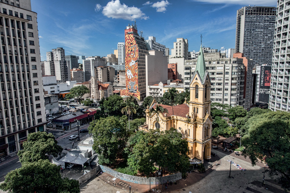 Imagem mostra área urbana no Centro, com igreja no foco da imagem, rodeada de prédios