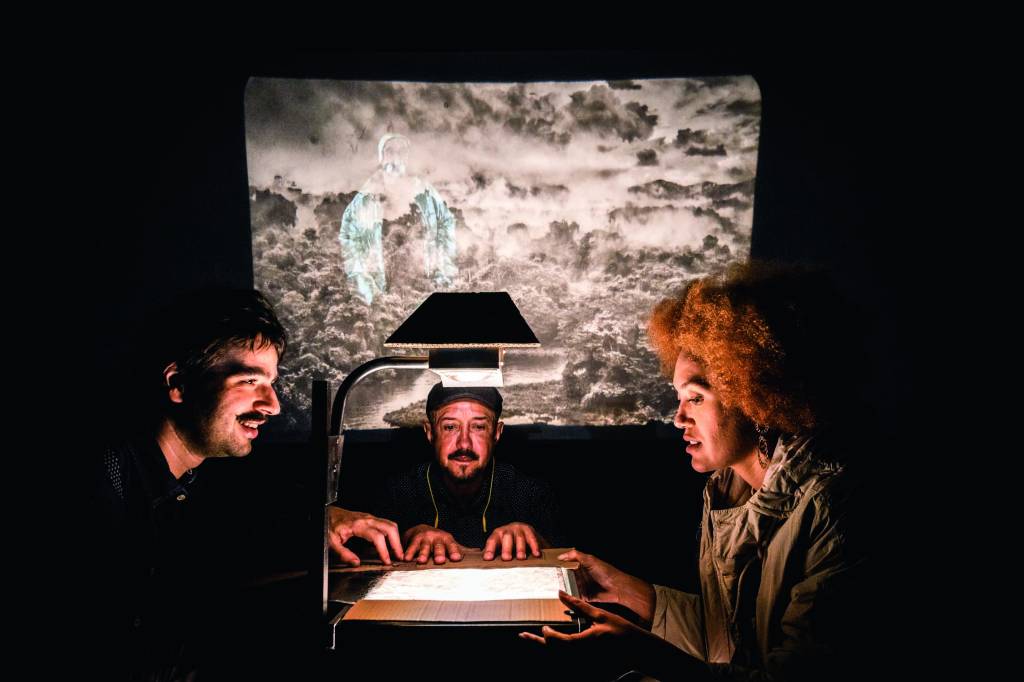 ‘E Lá Fora o Silêncio’ encerra a trilogia Mural da Memória