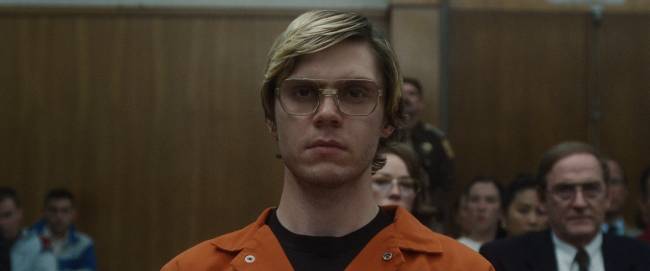 Evan Peters interpreta o serial killer norte-americano