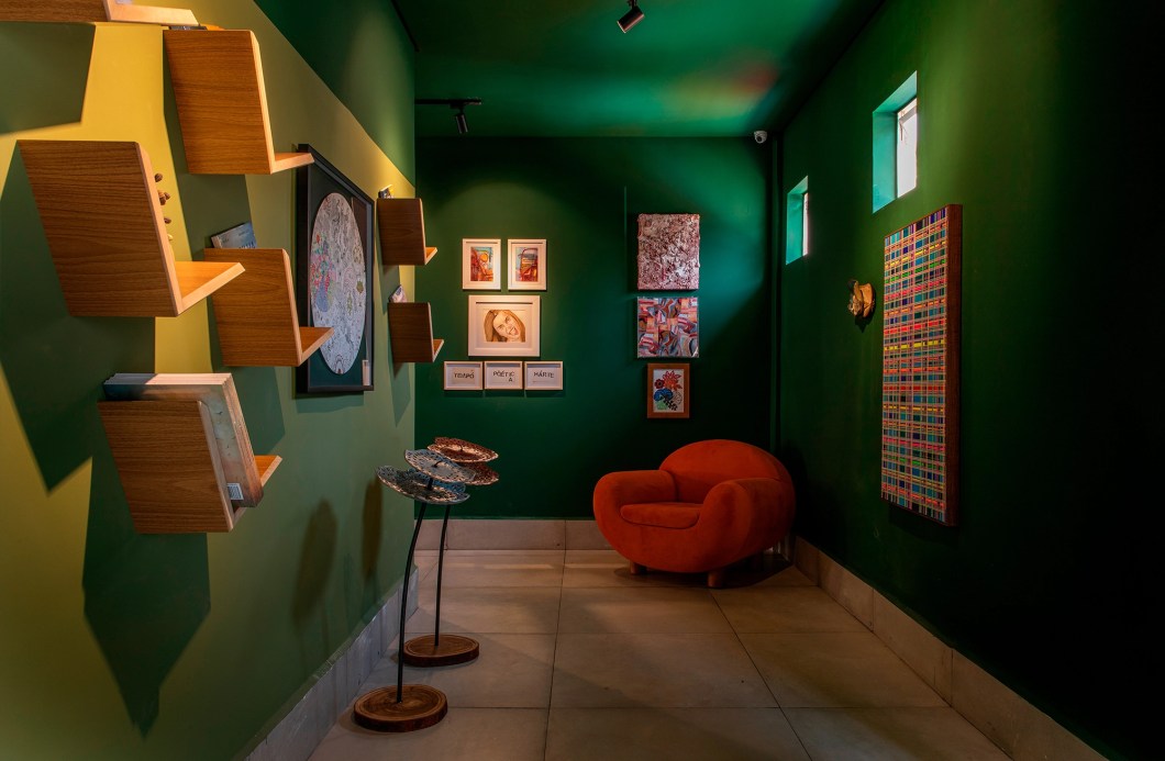 Deisi Veiga - Espaço Pausa. A designer de interiores Deisi Veiga estreia na CASACOR levando a sério a tendência contemporânea dos espaços cada vez mais funcionais. Para transformar os 12 m² disponíveis nesse cantinho intimista, entre os mais charmosos da mostra, ela aposta em elementos marcantes. O layout é limpo, uma das características marcantes de seus projetos. Aliados a ele, os dois tons de verde modernos e profundos (Coral) criam uma desejada atmosfera de sossego, bem-estar. Uma wall gallery complementa o ambiente sem tirar seu equilíbrio, e a poltrona de design orgânico é um convite irrecusável para momentos de leitura, contemplação ou relax. Deisi Veiga - Espaço Pausa. A designer de interiores Deisi Veiga estreia na CASACOR levando a sério a tendência contemporânea dos espaços cada vez mais funcionais. Para transformar os 12 m² disponíveis nesse cantinho intimista, entre os mais charmosos da mostra, ela aposta em elementos marcantes. O layout é limpo, uma das características marcantes de seus projetos. Aliados a ele, os dois tons de verde modernos e profundos (Coral) criam uma desejada atmosfera de sossego, bem-estar. Uma wall gallery complementa o ambiente sem tirar seu equilíbrio, e a poltrona de design orgânico é um convite irrecusável para momentos de leitura, contemplação ou relax.