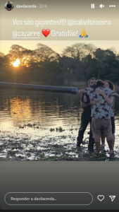 Diretor abraça Juliano Cazarré e Isabel Teixeira nos bastidores de Pantanal