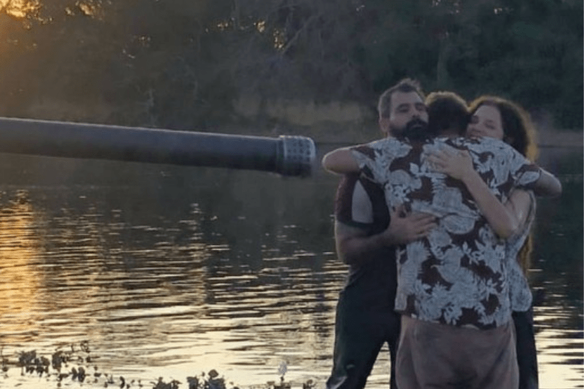 Diretor abraça Juliano Cazarré e Isabel Teixeira nos bastidores de Pantanal