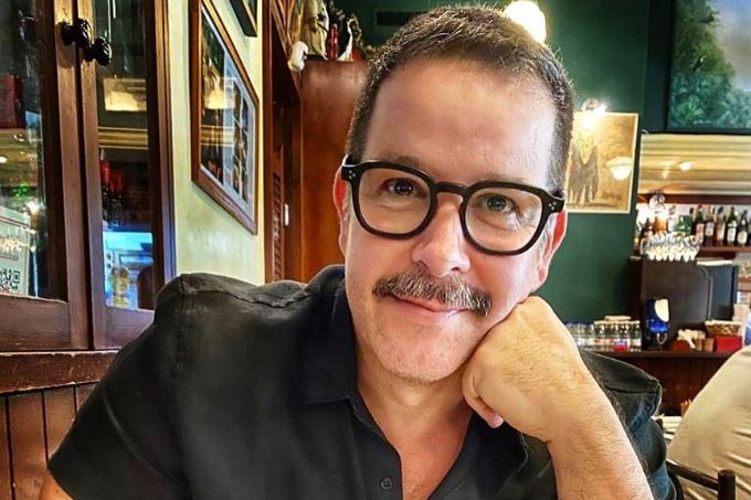 Foto de Murilo Benício, com óculos e bigode