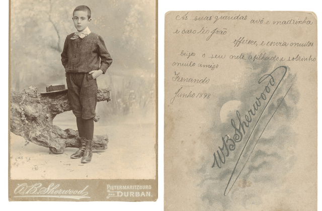 Duas imagens em sépia. À esquerda, menino de terno, em pé. À direita, carta antiga