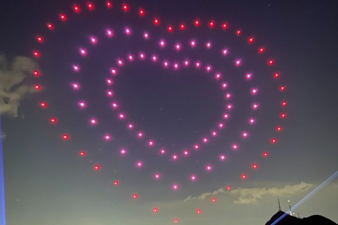 Foto mostra drones iluminados no céu em formato de coração