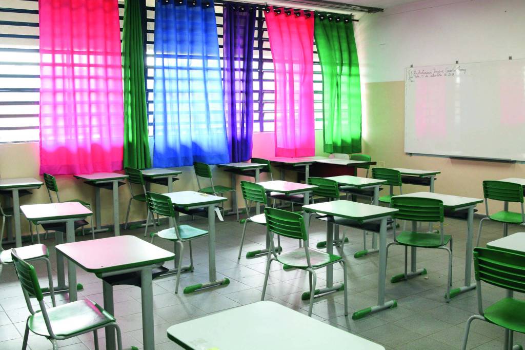 Sala de aula vazia da Escola Estadual Terezine Arantes Ferraz Bibliotecaria, no Parque Casa de Pedra, zona norte da capital. Sala de aula vazia