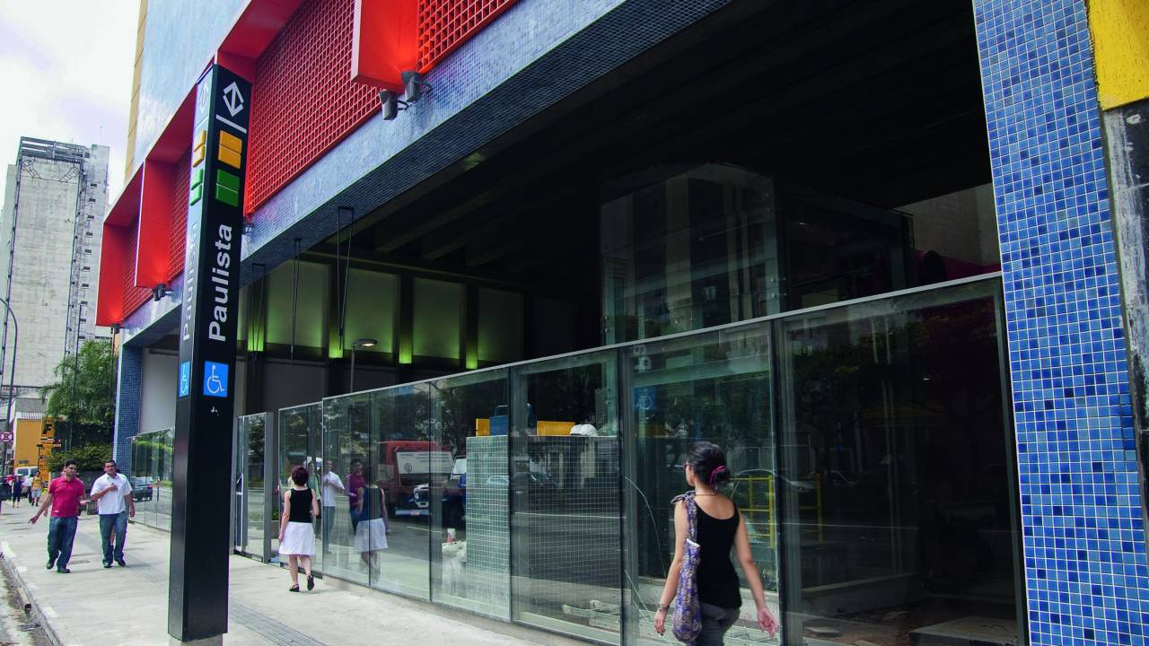 Imagem mostra fachada de estação de metrô Paulista.