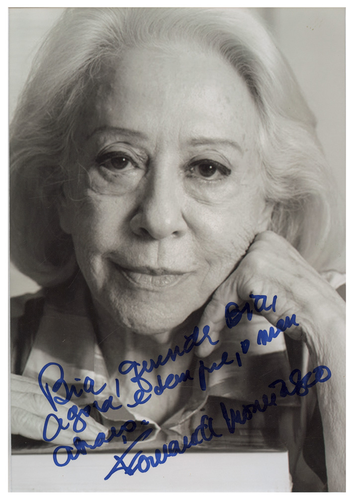 Fernanda Montenegro_A Magia do Manuscrito (1).jpg (2) Imagem mostra em preto e branco mostra mulher com o rosto apoiado na mão
