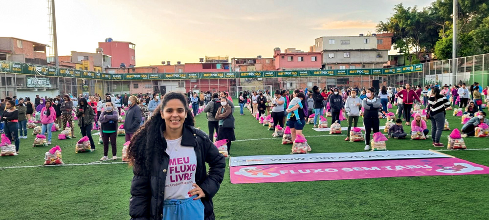 Flávia Rodrigues em campanha de distribuição de absorventes para 1 000 mulheres da favela