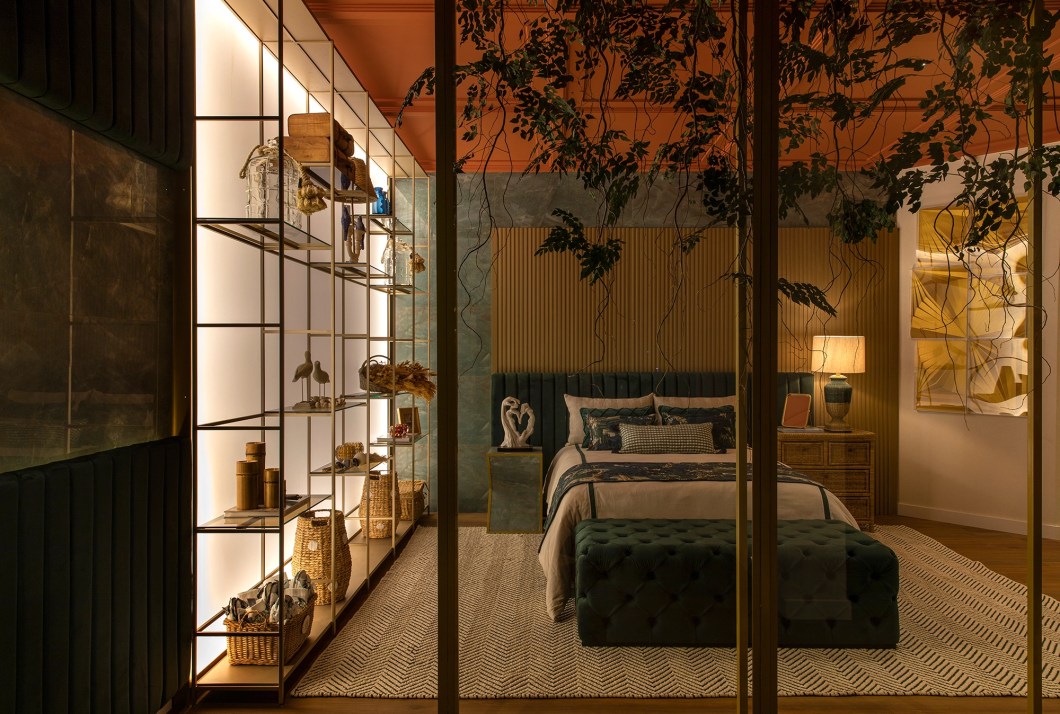 Mariane Siqueira Arquitetura - Suíte Aurora. A integração dos espaços com o meio ambiente é uma das características principais do trabalho de Mariane Siqueira. Estreante na CASACOR, ela trouxe para Ribeirão Preto elementos e texturas que representam a natureza de Santa Fé do Sul, cidade-sede de seu escritório. Nesse sentido, cada escolha da arquiteta para criar sua Suíte Aurora tem uma razão específica. “O verde representa nossas matas e as águas claras do Rio Paraná; o tom terroso do teto é inspirado no solo fértil e no barro vermelho, presente em todos os lugares; e o dourado das ferragens traz nosso sol exuberante, e nosso pôr do sol”. Complementa o projeto um jardim particular, próprio para despertar os sentidos. Mariane Siqueira Arquitetura - Suíte Aurora. A integração dos espaços com o meio ambiente é uma das características principais do trabalho de Mariane Siqueira. Estreante na CASACOR, ela trouxe para Ribeirão Preto elementos e texturas que representam a natureza de Santa Fé do Sul, cidade-sede de seu escritório. Nesse sentido, cada escolha da arquiteta para criar sua Suíte Aurora tem uma razão específica. “O verde representa nossas matas e as águas claras do Rio Paraná; o tom terroso do teto é inspirado no solo fértil e no barro vermelho, presente em todos os lugares; e o dourado das ferragens traz nosso sol exuberante, e nosso pôr do sol”. Complementa o projeto um jardim particular, próprio para despertar os sentidos.