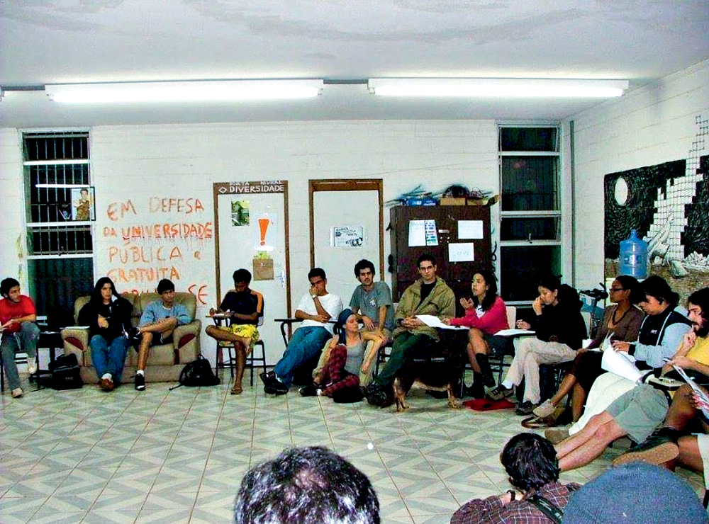 Camila Lisboa e colegas do Centro Acadêmico da Unicamp em reunião (2004)