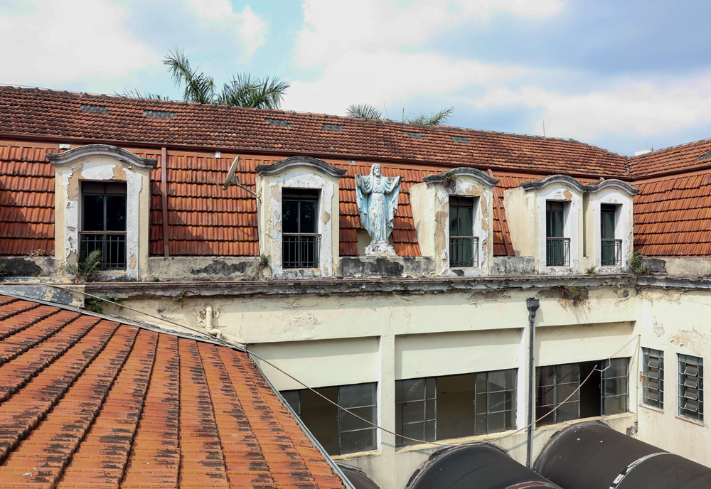 RESTAUROCOLEGIO6.jpg Imagem mostra escultura religiosa em teto de construção antiga.