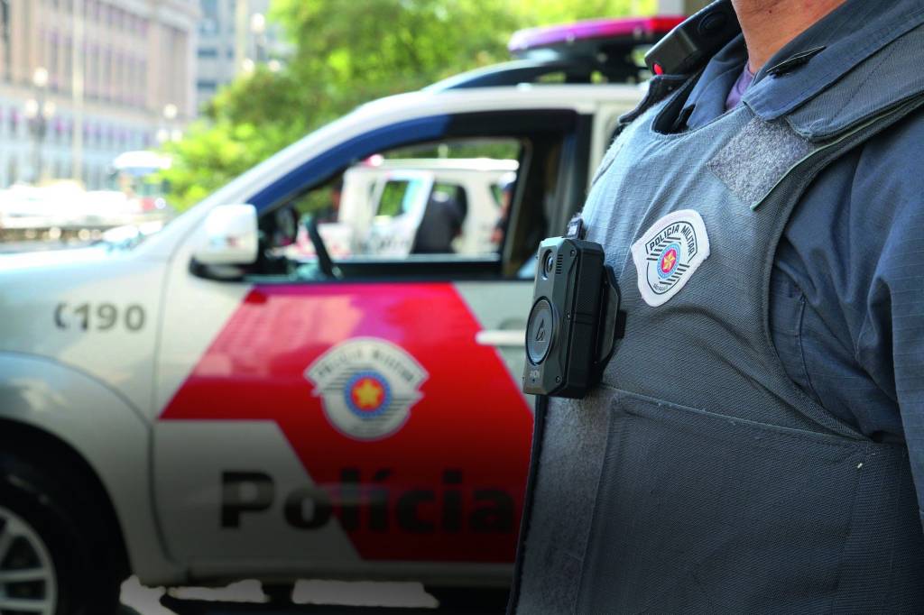 Uso de câmeras acopladas aos uniformes de policiais militares do estado de São Paulo para registro das suas ações, implementada em 18 unidades, ajudou a reduzir violência policial