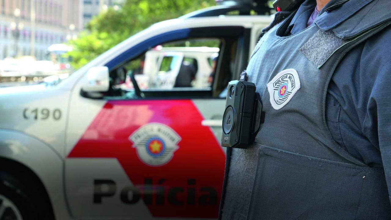 Uso de câmeras acopladas aos uniformes de policiais militares do estado de São Paulo para registro das suas ações, implementada em 18 unidades, ajudou a reduzir violência policial