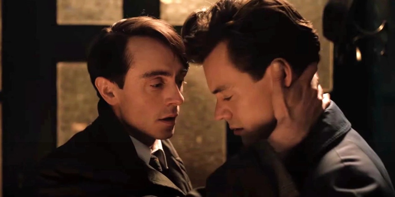 Cena de My Policeman em que o personagem de David Dawson coloca a mão na nuca de Harry Styles, se aproximando para dar um beijo