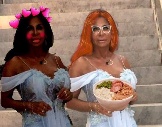 Imagem mostra sobreposição de duas imagens de Gretchen em frente a uma escada, usando vestido. Em uma delas, ela segura uma marmita e tem cabelo ruivo. Em outra, tem cabelo escuro e usa filtros de coração sobre a cabeça