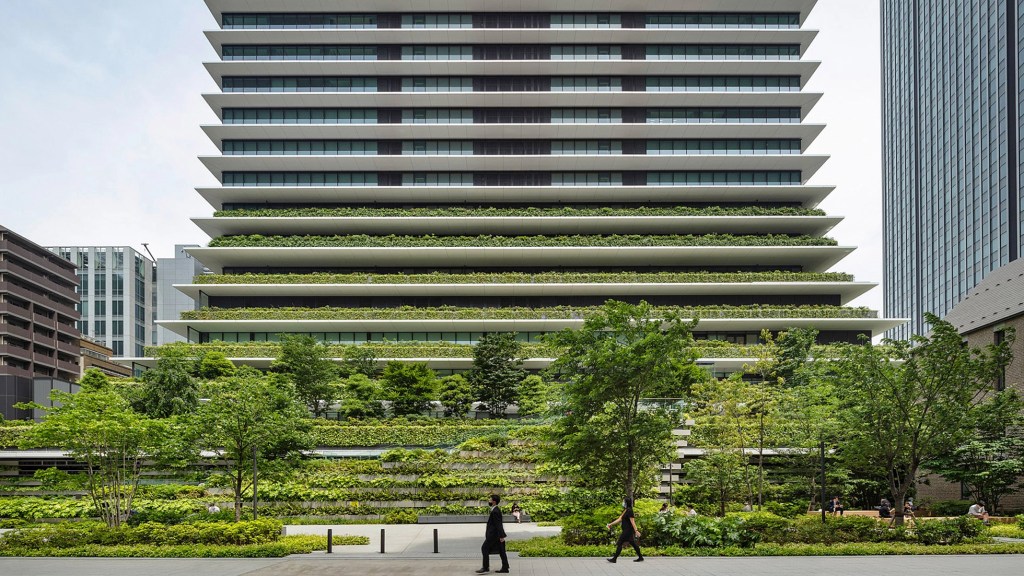 Arranha-céu coberto por plantas é finalizado em Tóquio