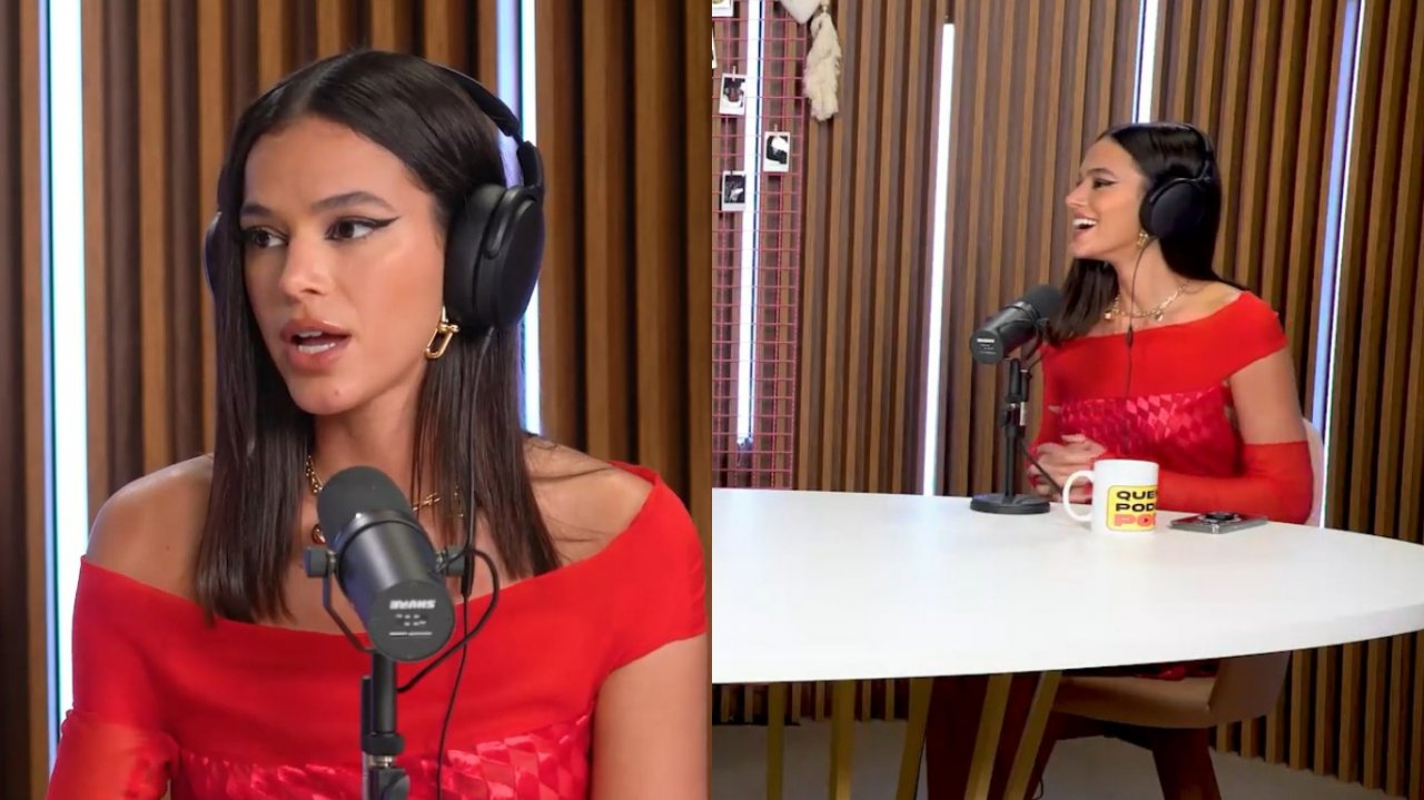 Montagem da atriz Bruna Marquezine em set de gravação, usando vestido vermelho e fone de ouvido, diante de bancada, falando ao microfone