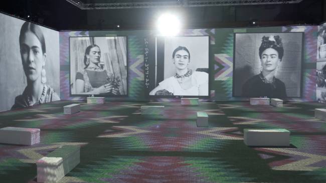 Ambiente mostra projeções de fotografias de Frida Kahlo em preto e branco