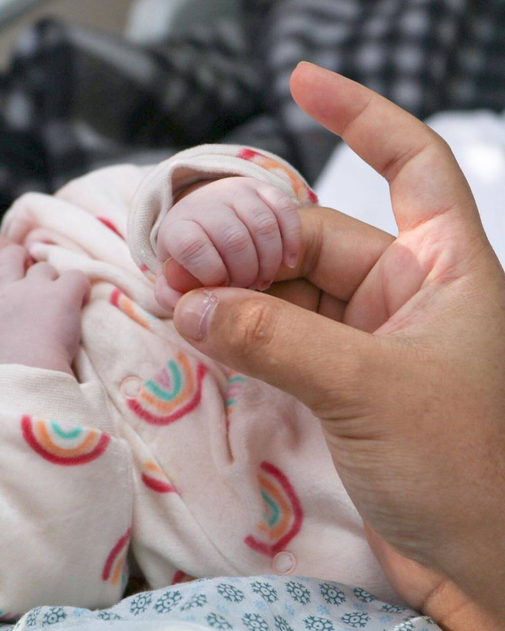 MC Loma mostra rosto de filha recém-nascida: “Amor da minha vida”