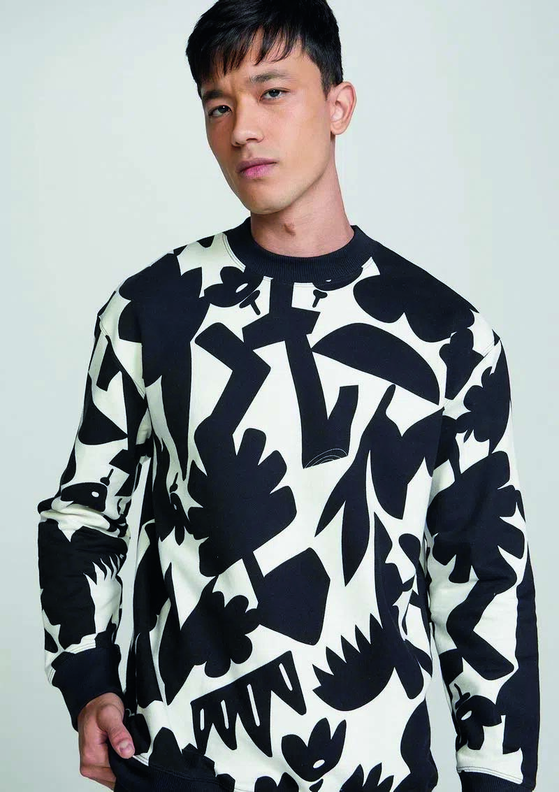 Imagem mostra homem com moletom branco e preto