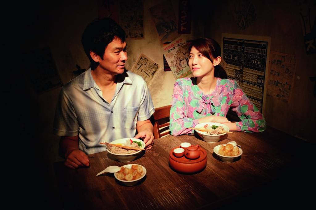 Imagem mostra homem e mulher comendo macarrão, se olhando, sorrindo