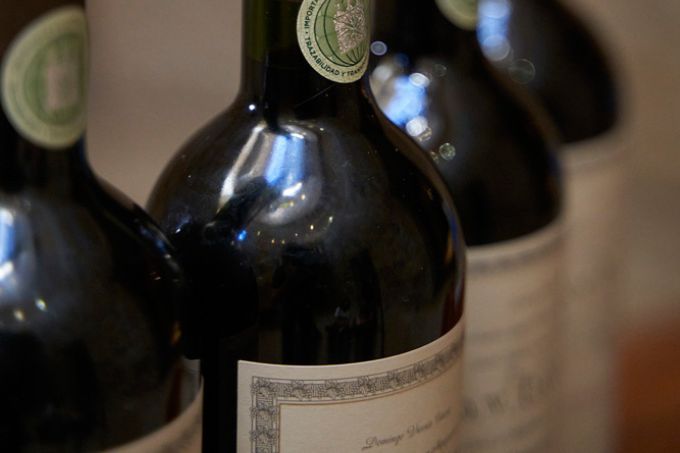 Garrafas de vinho em fila, em close