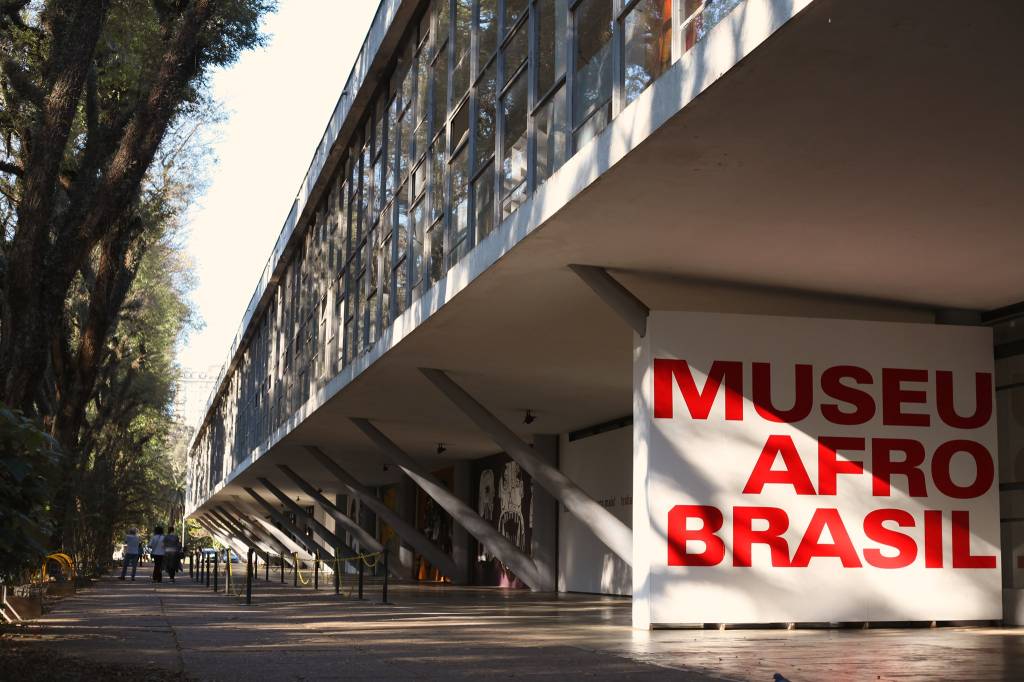 Parte externa do Museu Afro Brasil, em um dia ensolarado, com pouco movimento.