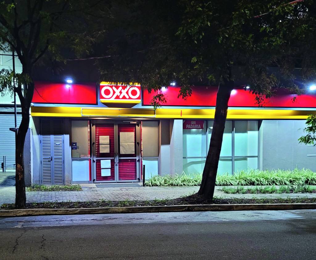 Foto de Oxxo na Rua Luís Góis com portas fechadas