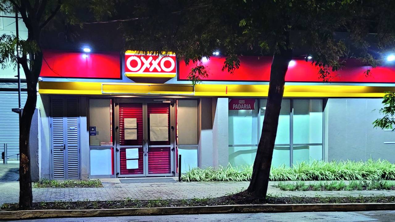 Foto de Oxxo na Rua Luís Góis com portas fechadas