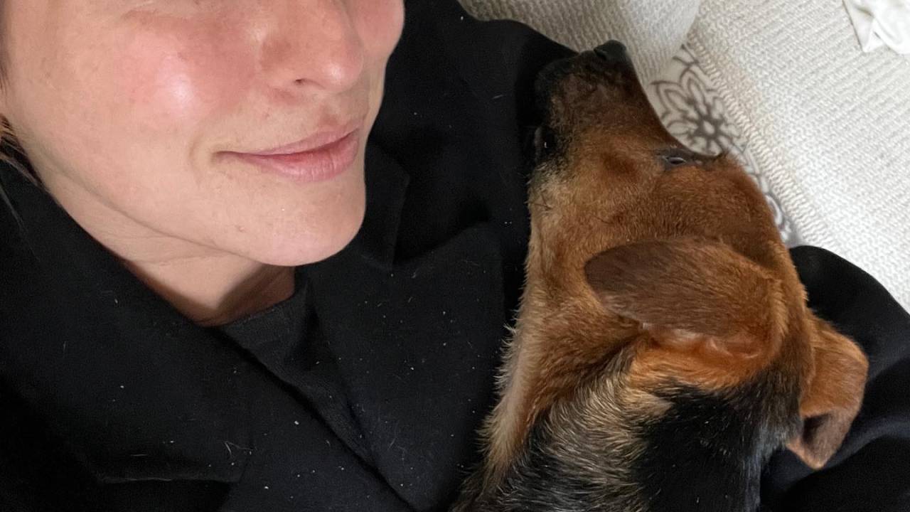 Fernanda Paes Leme em uma selfie, acompanhada da cachorrinha Matilda