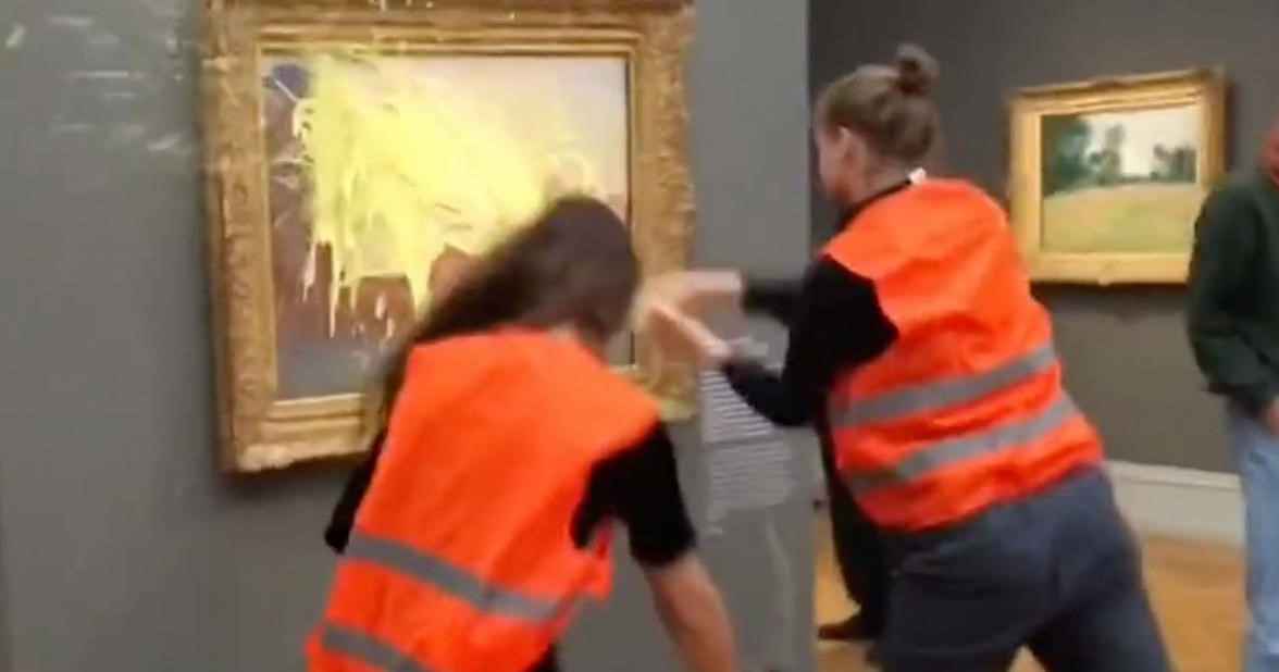 Ativistas jogando purê de batata em obra de Monet.