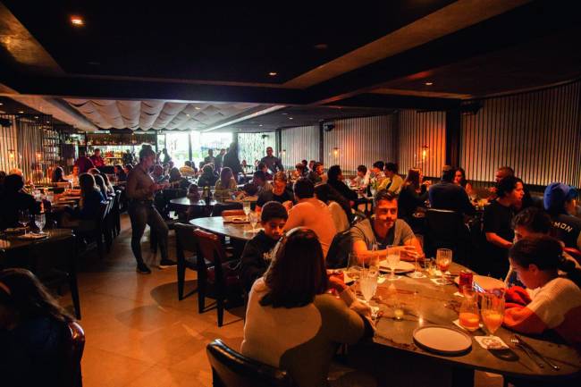 Ambiente e fachada_6.jpg (1) Ambiente interno de restaurante com pessoas à mesa