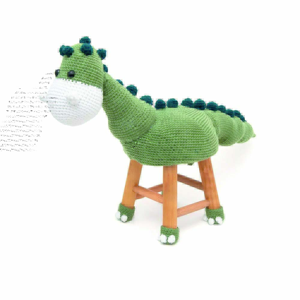 Banco de madeira com assento e pés estofados com peça de crochê verde de dinossauro
