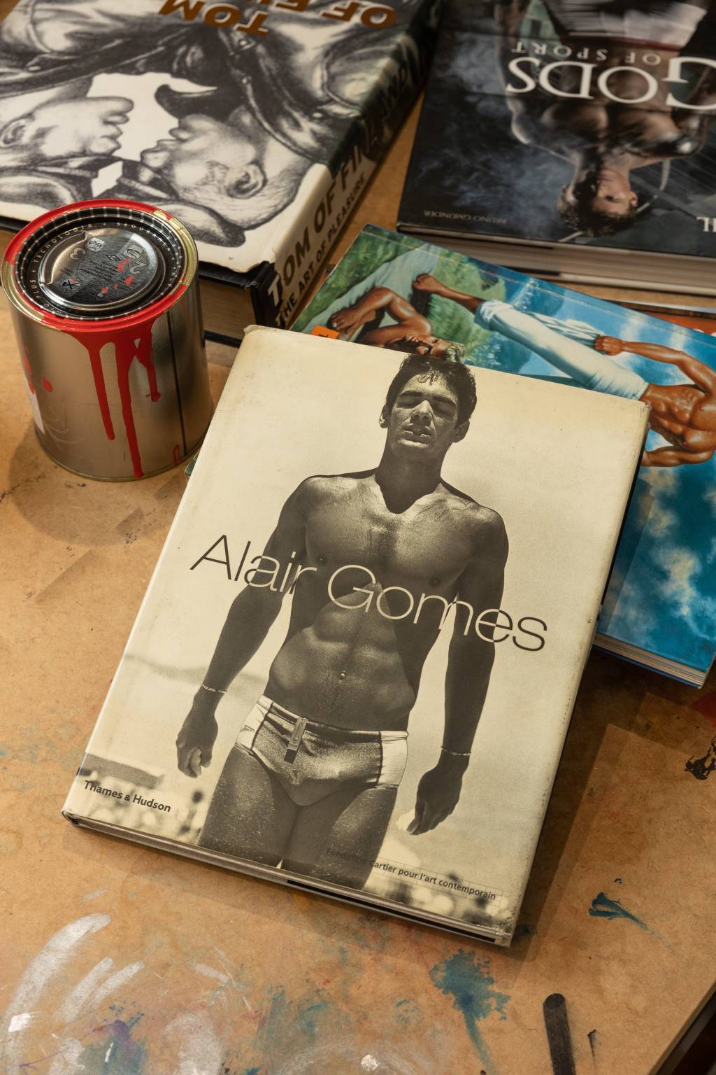 Capa do livro Alair Gomes com latas de tinta ao redor.