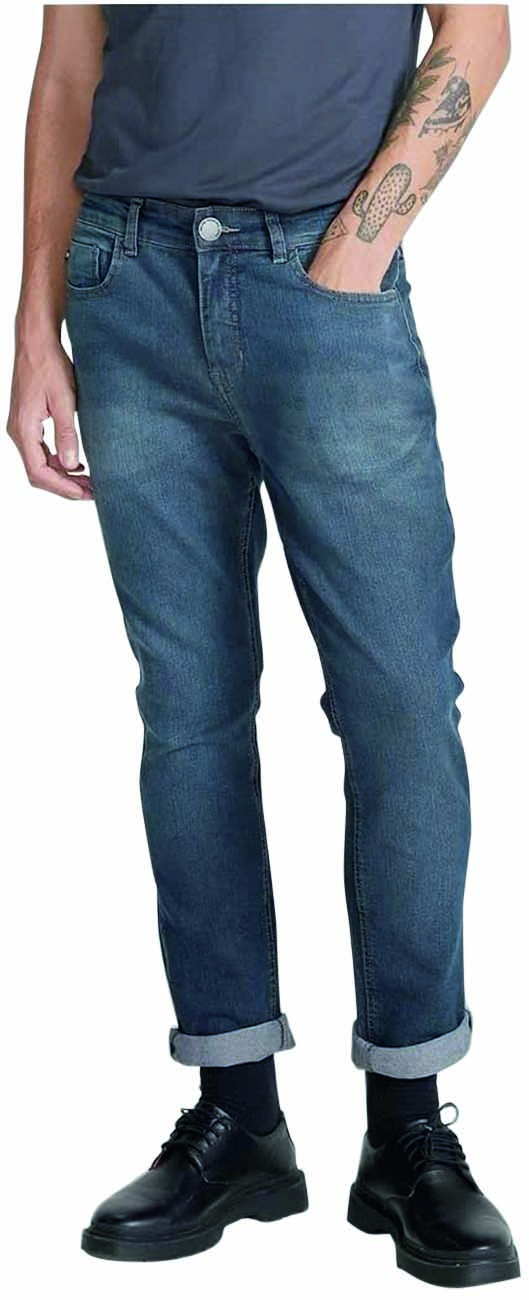 Modelo usa cal&ccedil;a jeans slim