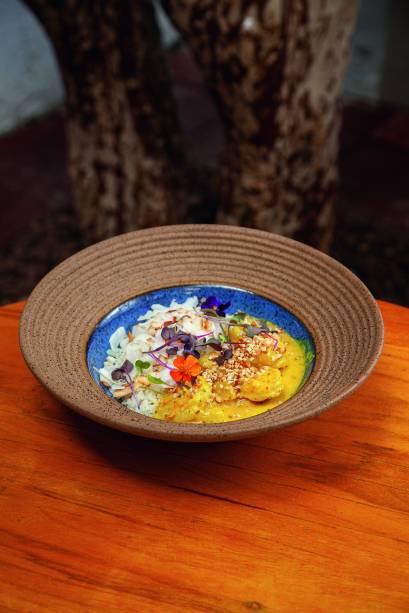 Camarão ao curry tailandês: com abacaxi acompanhado de arroz de jasmim e castanha-de-caju
