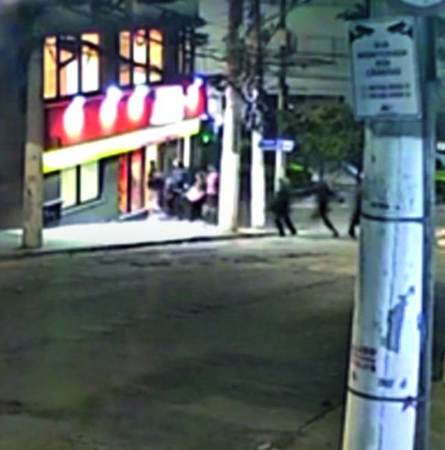 Oxxo na Rua Apeninos: quinze pessoas saquearam itens Imagem de câmera de segurança de pessoas invadindo um Oxxo
