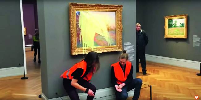 Ativistas posam em frente ao quadro do Monet, sujo de purê