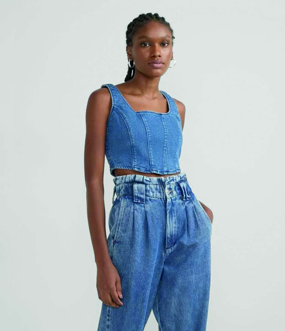 Modelo negra e magra usa cropped jeans no estilo corset