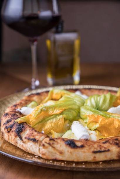 Alla nerano: muçarela fior di latte, queijo de cabra e flor de abobrinha