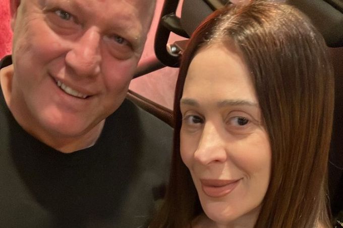 Grávida aos 55, Claudia Raia mostra barriga após treino na academia