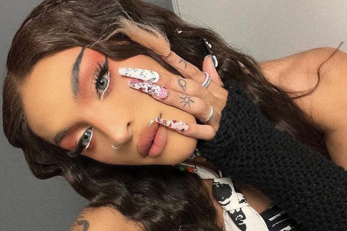 Pabllo Vittar cai do palco durante show em Manaus e fica ferida