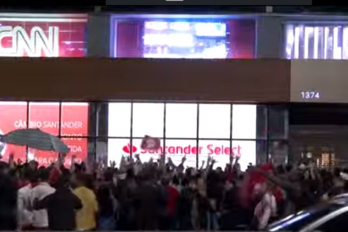 Eleitores estão na calçada de frente ao prédio da CNN da avenida Paulista