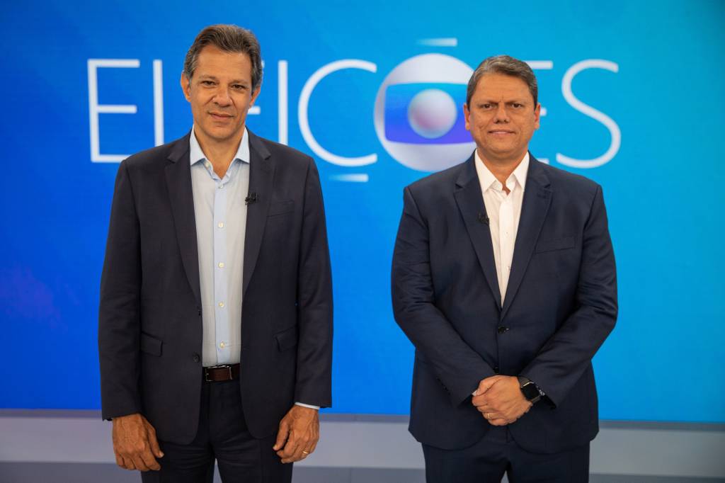 Fernando Haddad (PT) e Tarcísio de Freitas (Republicanos) antes do debate no estúdio da TV Globo