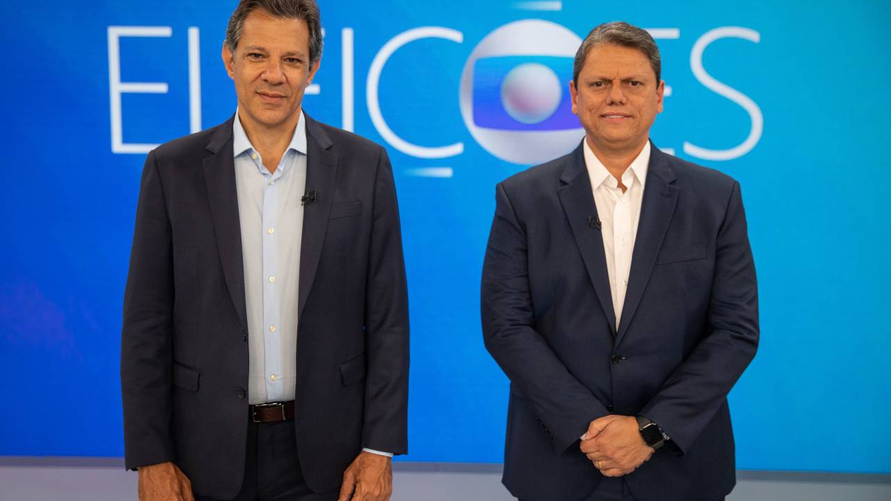 Fernando Haddad (PT) e Tarcísio de Freitas (Republicanos) antes do debate no estúdio da TV Globo