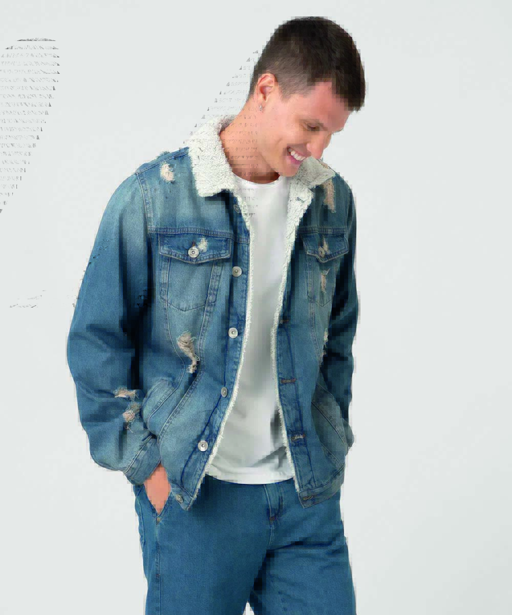 Modelo branco usa jaqueta jeans com sherpa dentro